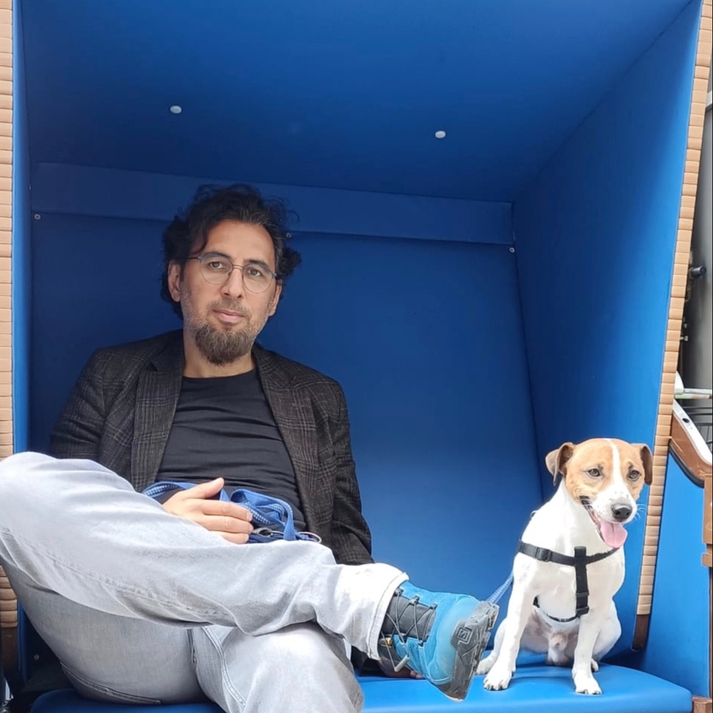 Yücel Işık mit Hund Charlie Işık